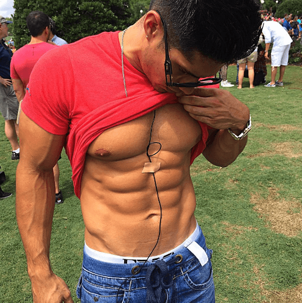 Chino Miranda es muy healthy y se la pasa por mucho tiempo haciendo pesas y ejercicio.