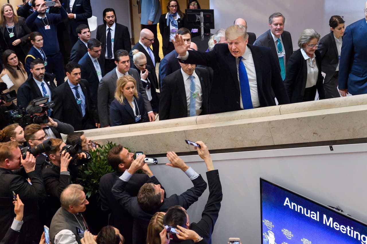 Periodistas y participantes del Foro Económico Mundial en Davos, Suiza, se amontonaron para ver de cerca de Donald Trump cuando llegó al evento el 25 de enero de 2018. En la antesala a la reunión la canciller alemana, Ángela Merkel, lanzó un mensaje probablemente disonante a los oídos del presidente Trump: "el proteccionismo no es la respuesta correcta” a los grandes desafíos globales de la actualidad.