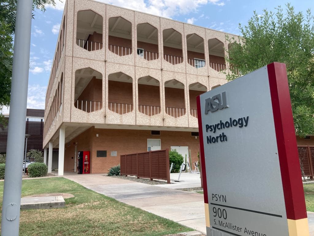 Funcionarios de la Universidad dijeron que se "recomienda encarecidamente" que todos en el campus usen una máscara mientras estén dentro de un edificio universitario.