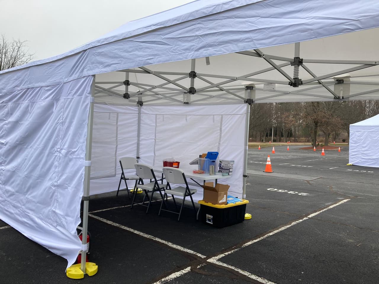 Una lista de espera fue habilitada y tiene más de 90,000 personas en ella, informó
<a href="https://abc11.com/health/latest-pnc-arena-opens-as-mass-vaccine-site/10329521/" target="_blank">ABC 11.</a>