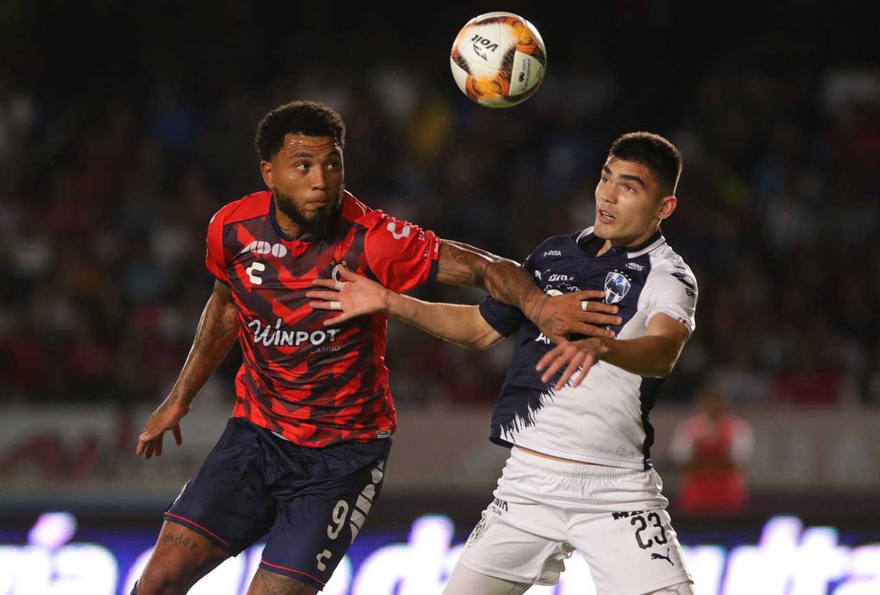 En la segunda mitad el esférico se disputó con intensidad pero los locales continuaban sin tener claridad en el último tercio del campo.