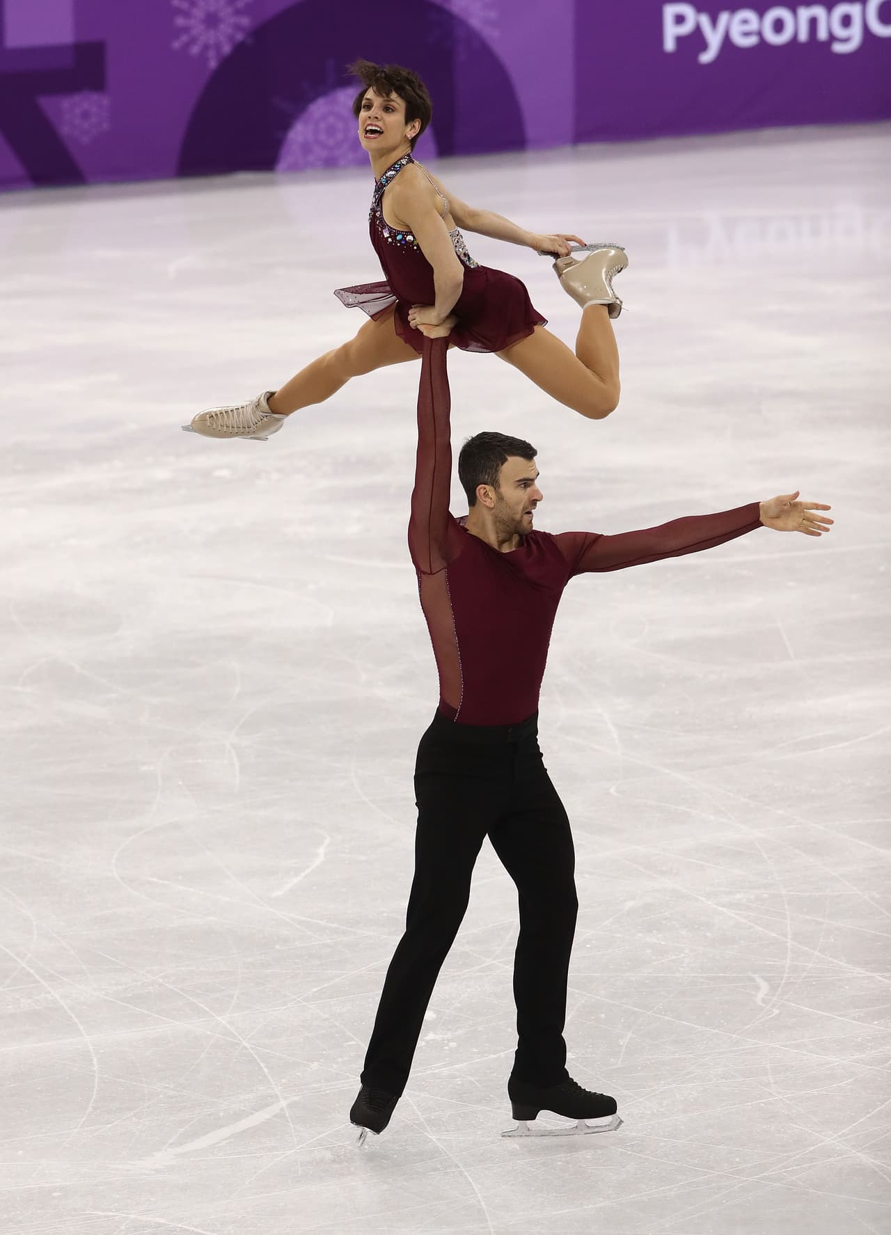Meagan Duhamel y Eric Radford, por su parte, fueron segundos en la modalidad de parejas, lo que elevó el botín del combinado canadiense.