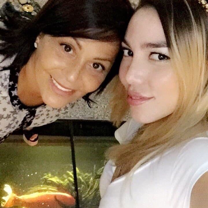 También ha asegurado que su ex y su madre, Alejandra Guzmán, llegaron a tener un romance, algo que 'La Reina de Corazones' negó
<b><a href="https://www.univision.com/famosos/a-su-padre-y-a-su-esposa-los-golpeo-las-7-revelaciones-de-alejandra-guzman-que-enmudecieron-a-frida-sofia-video" target="_blank">en un video</a></b> publicado en su cuenta de Instagram en abril pasado.
<br>