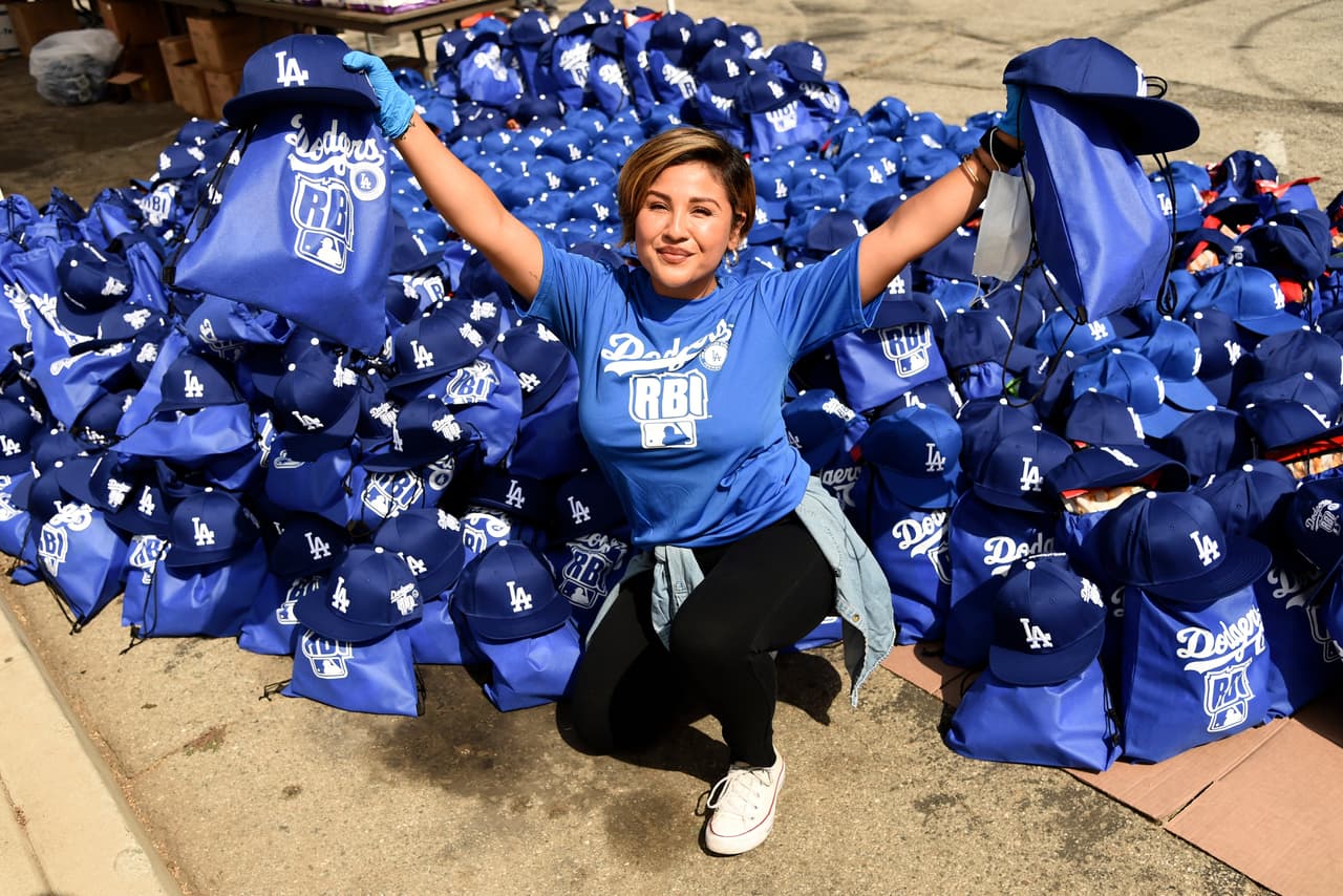 Durante la emergencia del coronavirus, la fundación de Los Dodgers ha distribuido cajas de comidas, libros, equipos deportivos, ropa, juguetes y productos de higiene personal a más de 1,000 niños de las comunidades de Boyle Heights, el Este de Los Angeles, La Puente y Monterey Park.
<br>