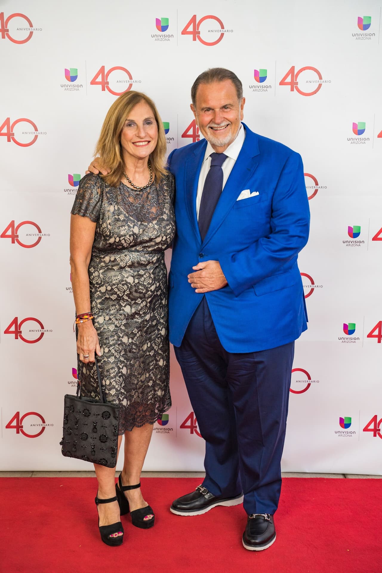 Millie y Raul de Molina posan por una foto en la alfombra roja.
<br>
