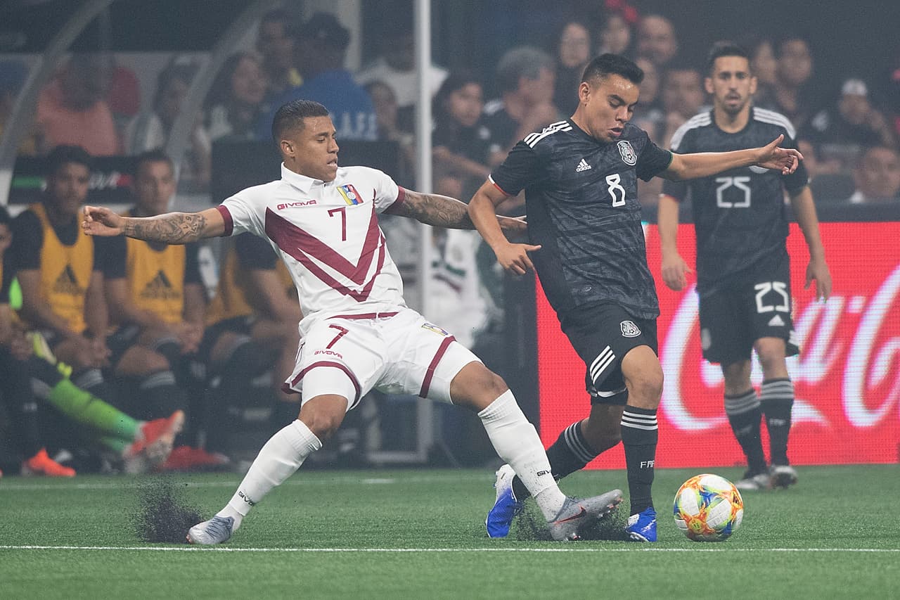 Y poco a poco México fue equilibrando el cotejo, asentándose y tomando confianza conforme avanzaban los minutos y eso se empezó a notar de manera gradual.