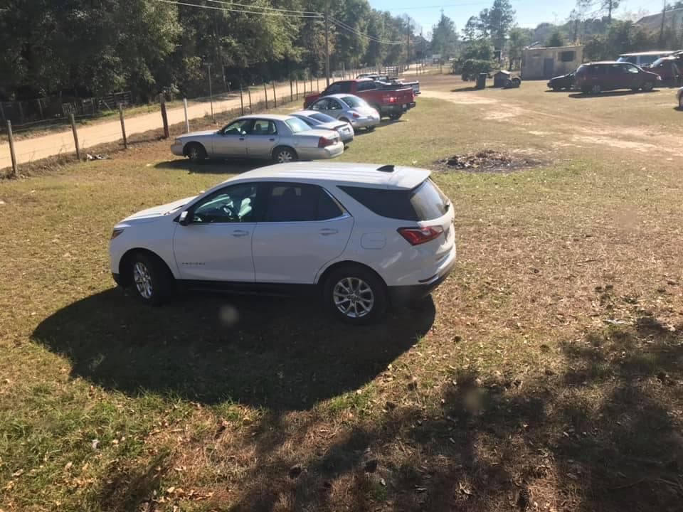 Esta es la camioneta Chevrolet Equinox blanca con etiqueta HDR7823 de Carolina del Norte en la que huyó el hombre con la bebé.