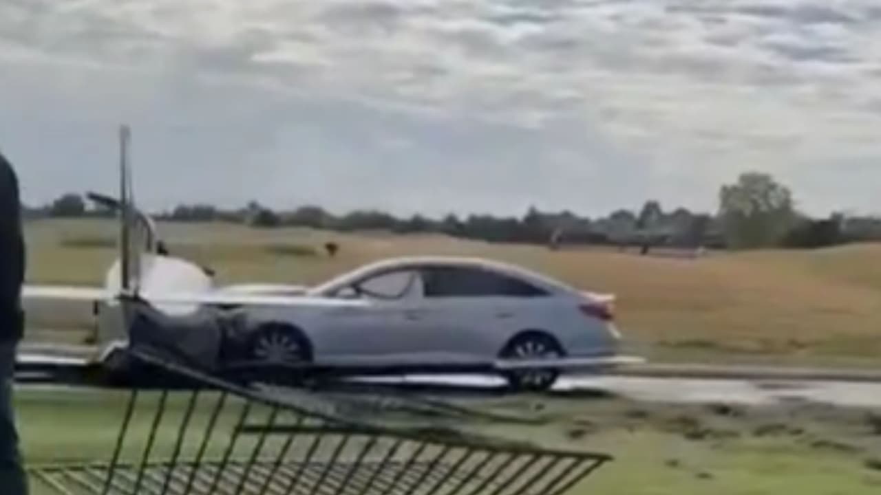 Investigadores de la FAA trabajan para determinar la causa exacta del accidente.
<b>La carretera permaneció cerrada durante varias horas</b>. Este trágico incidente pone de manifiesto la importancia de la seguridad aérea y la rápida respuesta de los equipos de emergencia.