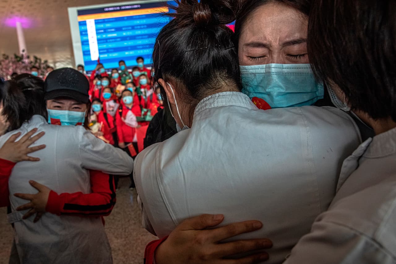 Médicos de un hospital de Wuhan celebrando en el aeropuerto. “Llevaba más de 70 días sin salir”, dijo emocionado a la agencia AP Tong Zhengkun, residente de un edificio donde varios estuvieron enfermos de covid-19, por lo que todo el inmueble quedó cerrado. “Estar en casa por tanto tiempo me volvió loco”, aseguró.