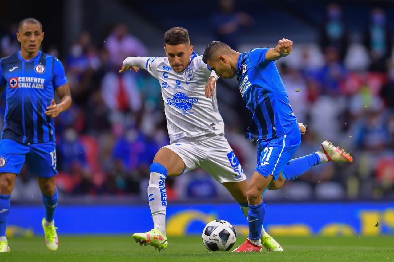 Cruz Azul recuperó la memoria y volvió a ganar ante unos Gallos Blancos que apretaron pero no pudieron hacer más.