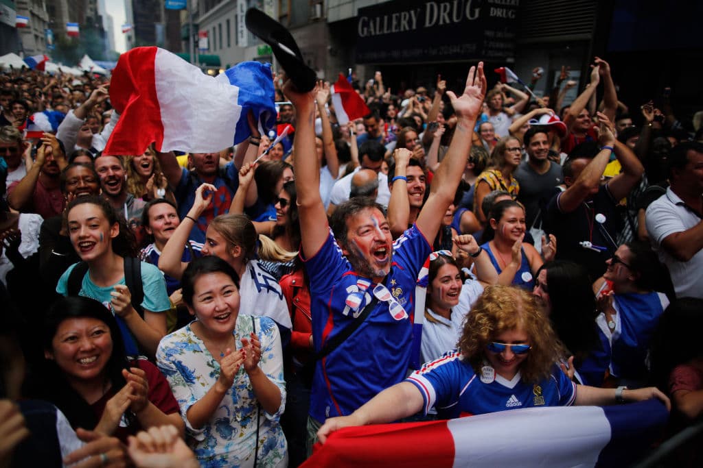 En las calles de París se vive la celebración de los fanáticos por la conquista del título mundial de fútbol por parte de la selección de Francia.