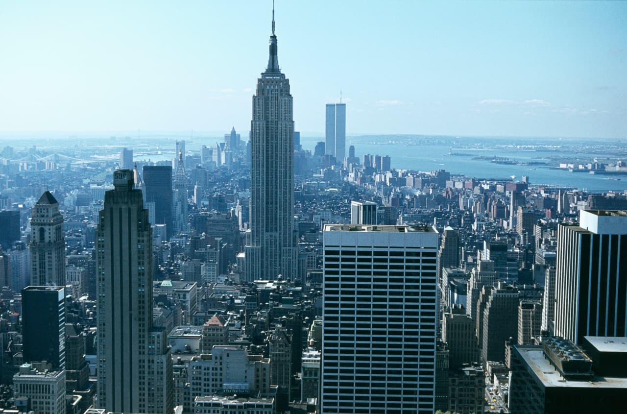 Con 102 pisos y 1,454 pies en su cúspide, el Empire State Building fue el edificio más alto del mundo durante casi 40 años después de su finalización. Hoy en día, sigue siendo una de las grandes torres del mundo y una maravilla arquitectónica inigualable.