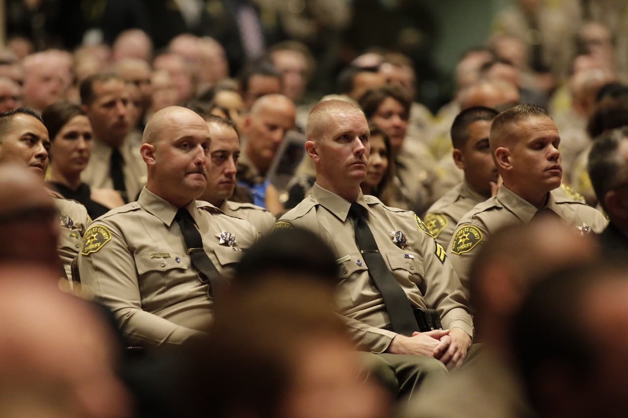 Los oficiales están deprimidos.