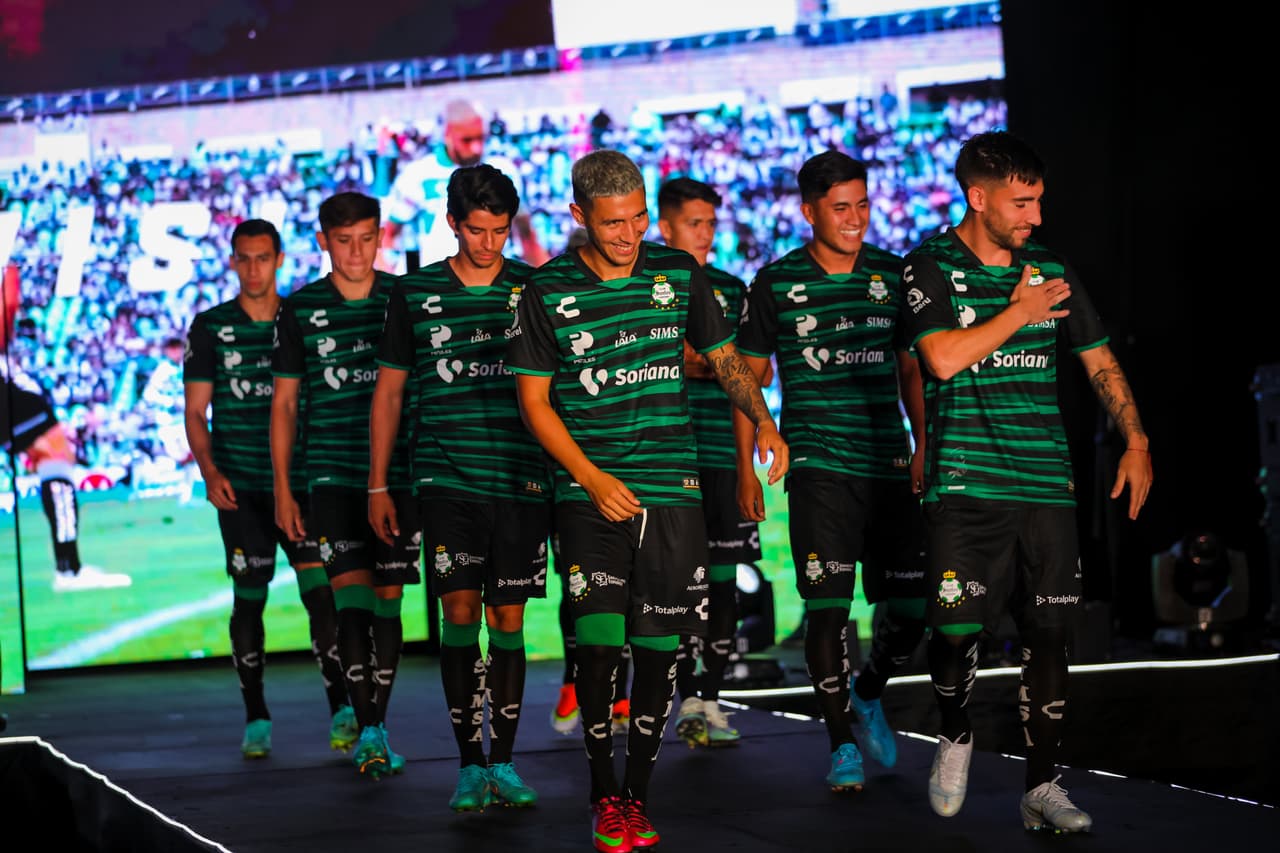 Uniforme de visitante de Santos para el Apertura 2022 y Clausura 2023.