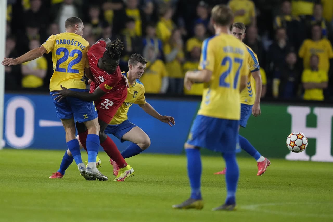 RB Salzburg se impone con autoridad ante el Brondby 2-1 durante el partido de vuelta de las eliminatorias de la Champions League y, sumado al partido de ida, consigue su boleto a la fase de grupos. Benjamin Sesko y Brenden Aaronson fueron los anotadores por parte del equipo austriaco.