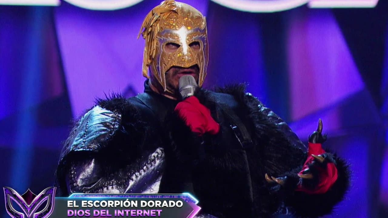 El Escorpión Dorado sorprendió a todos al quitarse el enorme disfraz de Cerbero, el monstruo de tres cabezas de esta segunda temporada.
