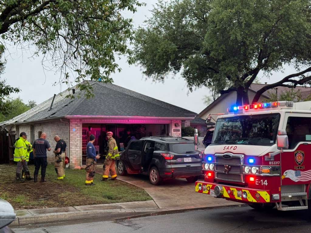 La Preparatoria MacArthur, de North East ISD, confirmó a su comunidad escolar que su maestra de matemáticas, Kim Nowell, su esposo, Tim Nowell, y su hija, quien toma clases en el plantel, resultaron heridos y se encuentran hospitalizados tras el accidente.