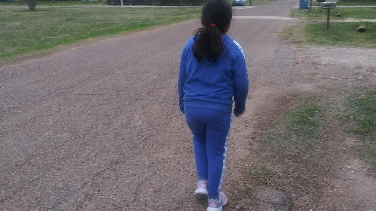 Jovana Lagunes y una amiga encontraron a la menor, se detuvieron para ayudarla y llamaron a la policía, aseguran que no se levantó reporte y que a la madre no se le dio la información correcta.