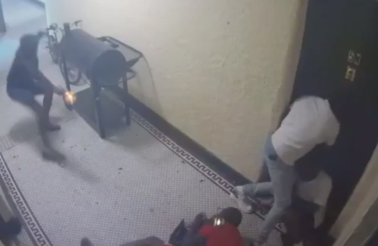 Revelan impactante video de tiroteo en edificio del Bronx, donde dos hombres murieron