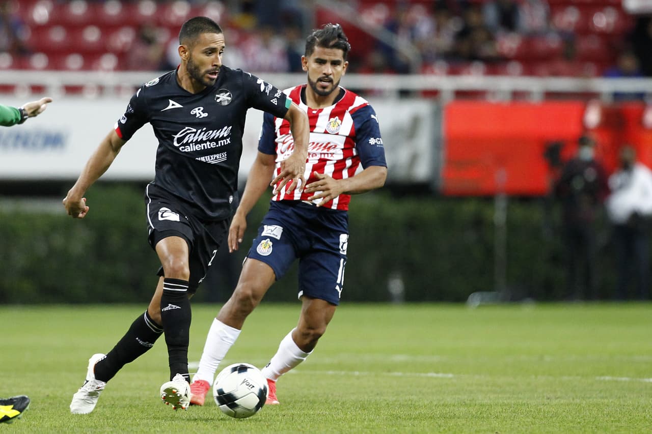 Chivas derrotan con autoridad al Mazatlán en un encuentro en el que hicieron tres goles en cinco minutos.