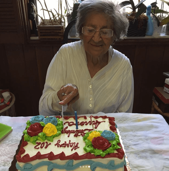 La tía de Lourdes llega a los 102 años y nuestra conductora quiso compartir esta bella imagen donde la vemos partiendo el pastel.