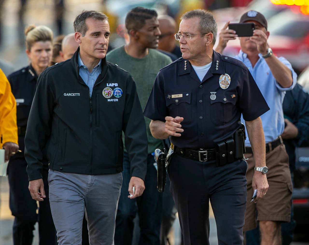 El alcalde de Los Angeles Eric Garcetti, izquierda, y el jefe de policía Michel Moore caminan hacia una conferencia de prensa para dar los pormenores del incidente.
