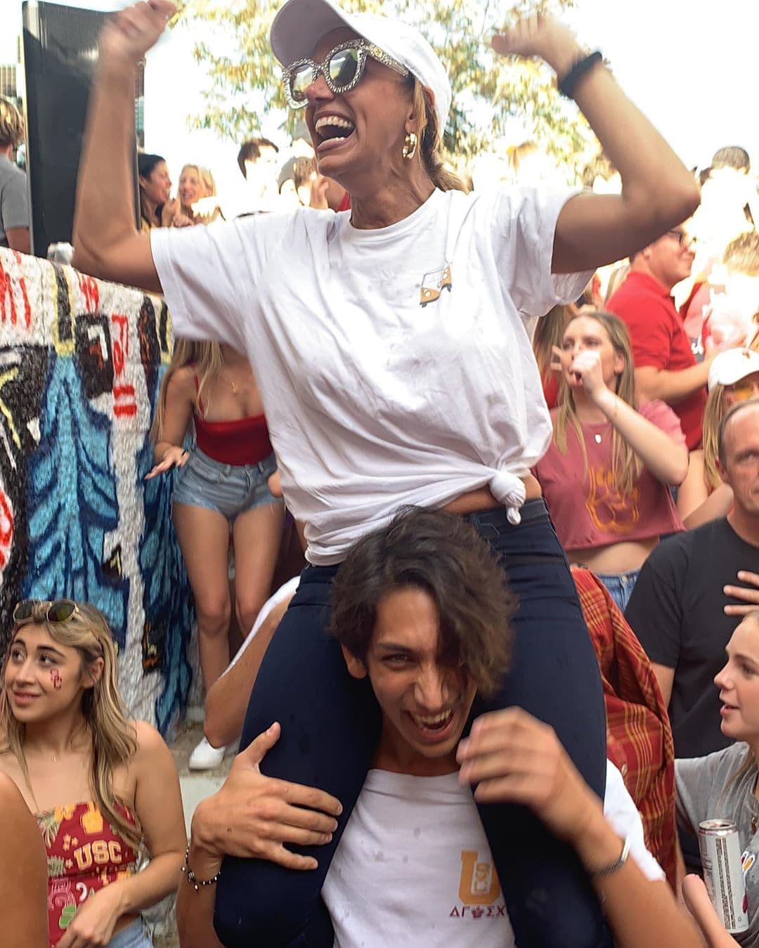 Lili Estefan acudió el fin de semana a la universidad de su hijo Lorenzo para pasar momentos especiales con él.