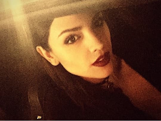 Pero tiene escenas donde se ve preciosa.