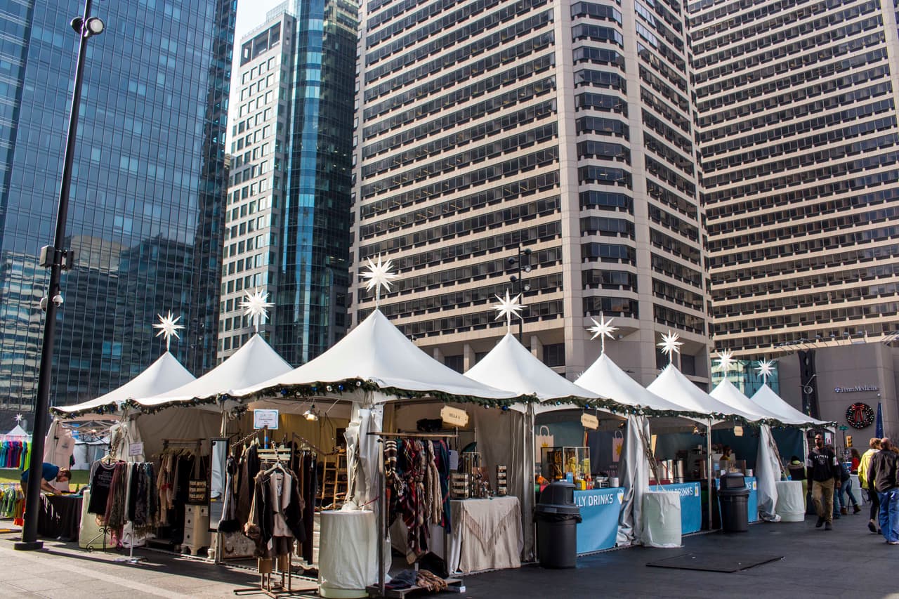 Para garantizar una experiencia de vacaciones segura para todos los huéspedes, la decimotercera temporada del mercado presenta un sistema unidireccional a través de las cabinas de los vendedores y un patio de comidas al aire libre cercado donde las delicias favoritas como bratwurst, queso raclette y schnitzel están en el menú.