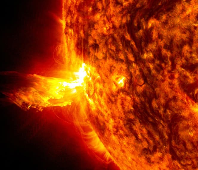 Erupción solar, capturada por el Observatorio de Dinámica Solar (SDO). Se aprecia una gigantesca descarga de plasma y radiación que se eleva miles de kilómetros al espacio, guiada por potentes campos magnéticos y capaz de afectar las comunicaciones y satélites terrestres.