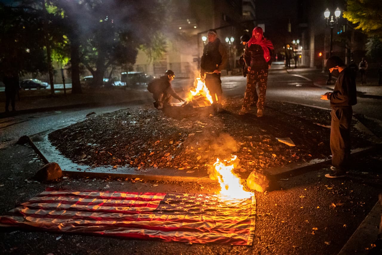 Manifestantes queman una bandera estadounidense en Portland, Oregon, el 4 de noviembre del 2020.