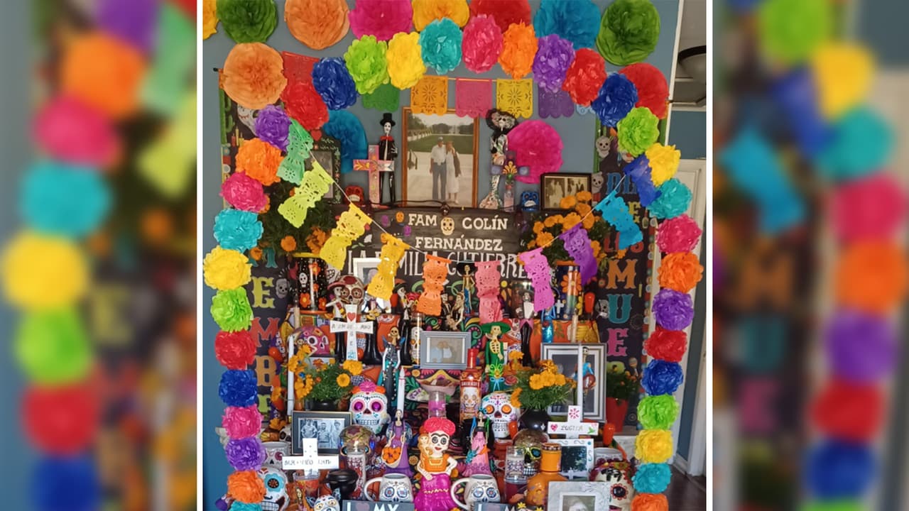 Elsa Gutiérrez nos envía la foto de su colorido altar. Una verdadera fiesta de bienvenida para sus seres queridos.