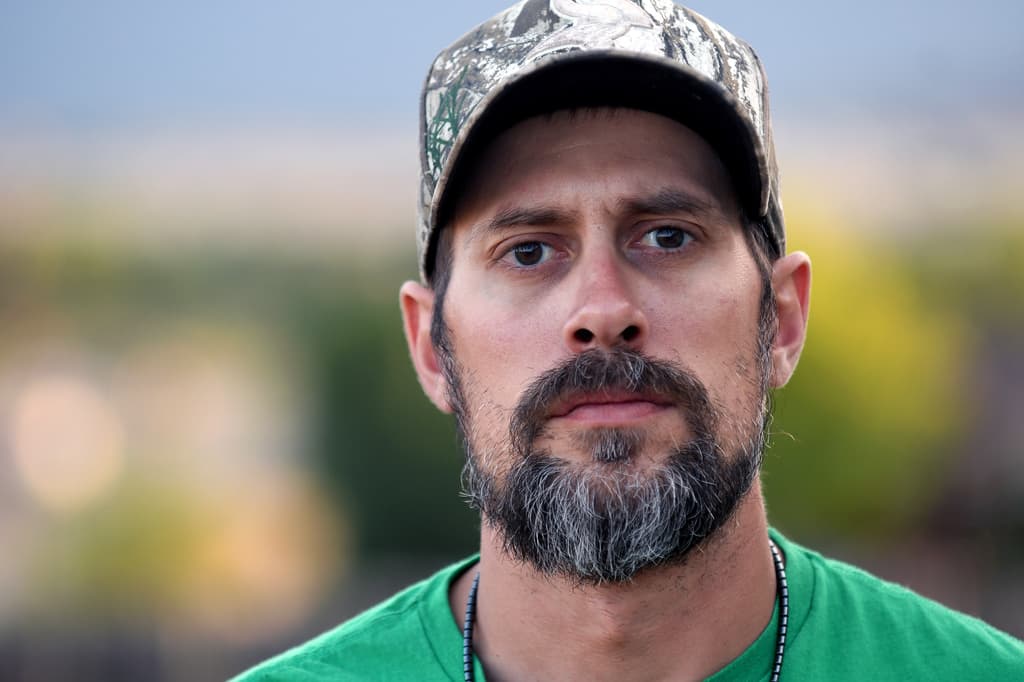 Jeremy Morrison, quien afirma que fue enviado a casa con los padres equivocados después de nacer, posa para un retrato frente a su casa, el jueves 16 de julio de 2026, en Colorado City, Colorado. (AP Foto/Thomas Peipert)