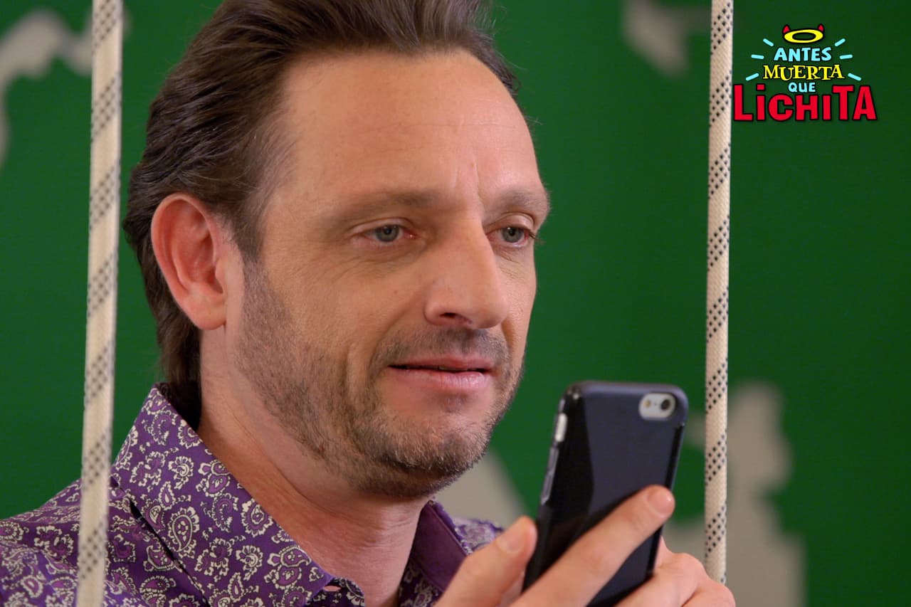 Elías descubre que Augusto ha ordenado mantener en secreto Icónika USA.