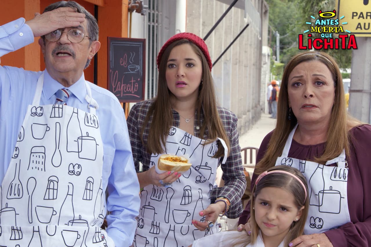 Los Gutiérrez quedan aterrados al ver que acaban de inaugurar una sucursal de “People's Café” frente a “El Cafecito”.