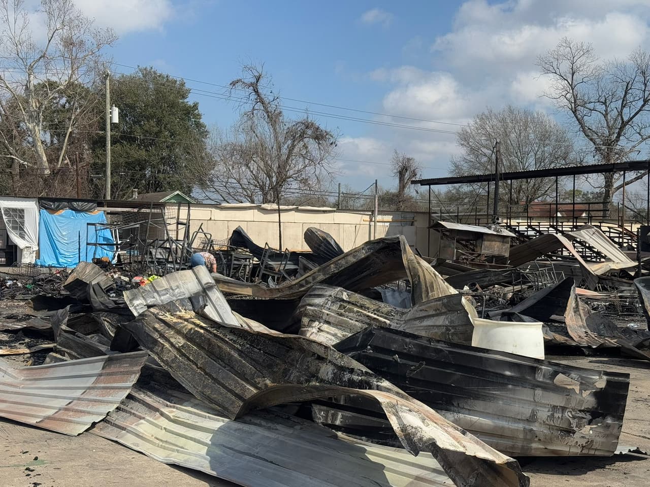 Cuando el Departamento de Bomberos de Little York llegó al
<b> 10720 Airline Dr,</b> a eso de la 1:30am, encontró que el origen de las llamas estaba en la parte trasera de la propiedad.
<br>