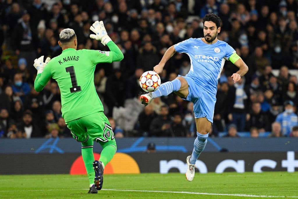 Manchester City se imopne al Paris Saint-Germain 2-1 durante la fase de Grupos en la UEFA Champions League. El conjunto parisino se adelantaba con gol de Kylian Mbappé, pero Raheem Sterling y Gabriel Jesús le dieron a los Cityzens la victoria sobre el tridente Messi-Mbappé-Neymar.