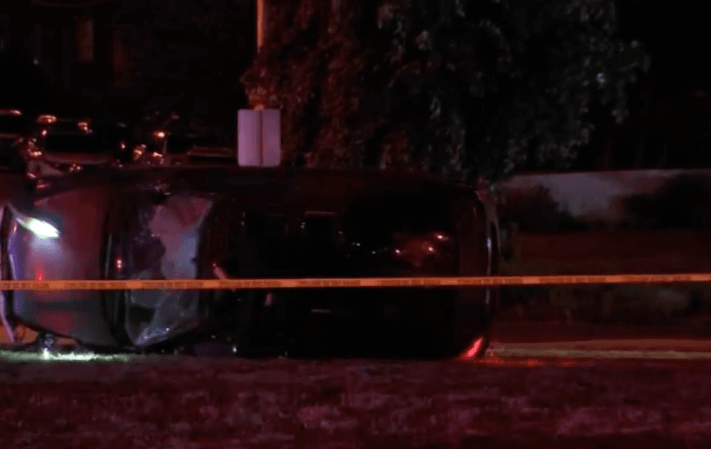 La policía dice que encontraron identificación para el hombre y la mujer dentro del vehículo. Esperan que las cámaras de velocidad en el bulevar ayuden en su investigación.