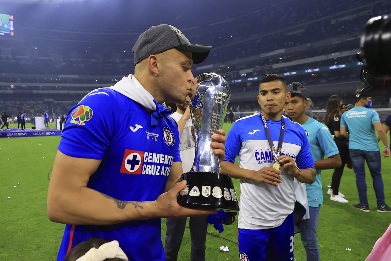 Todo el plantel de Cruz Azul festejó en grande la obtención del título del Guard1anes 2021 tras vencer a Santos en el marcador global de la Gran Final.