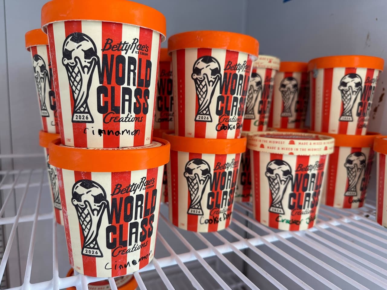 Sabores especiales de helado se exhiben previo al inicio del certamen mundialista en Kansas City, Missouri
