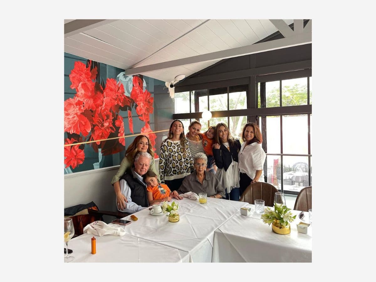 Amairani con la familia de Andrea Legarreta