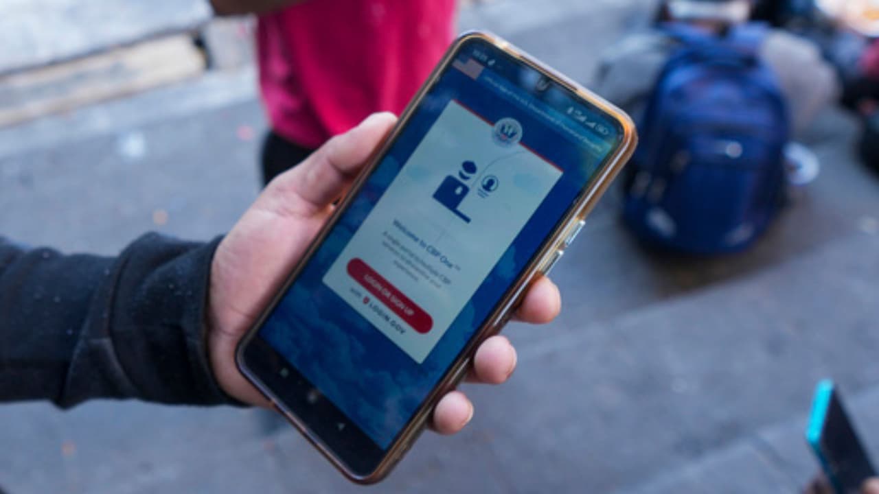 ¿Cómo funciona el botón de pánico de la aplicación móvil para inmigrantes mexicanos?