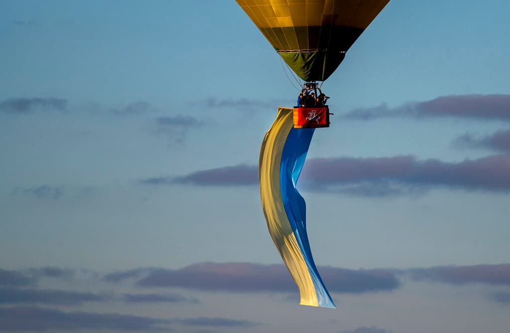 <b>Lituania</b>
<br>
<br>Un globo aerostático decorado con una bandera nacional ucraniana flota en el aire sobre Vilnius durante la protesta contra la invasión rusa de Ucrania, en Vilnius, Lituania,
<br>