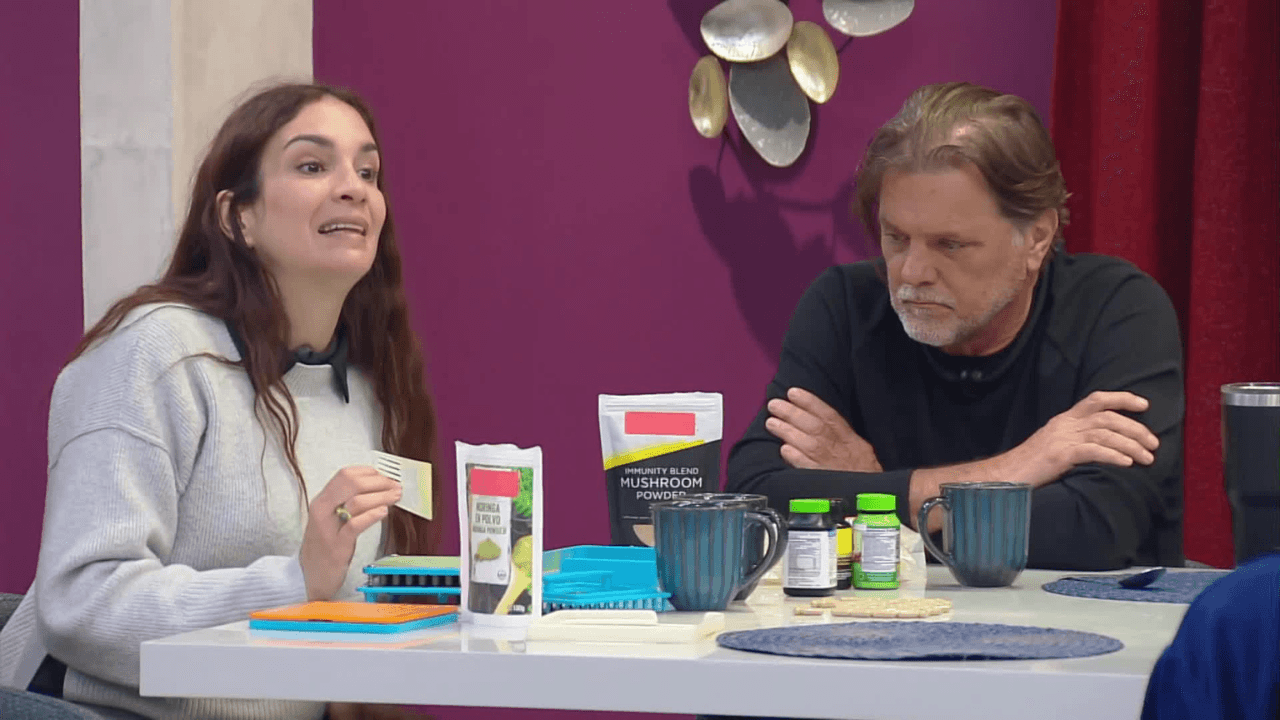 Rubí calla a René Strickler; llorando, le pide perdón y él reacciona al verla así