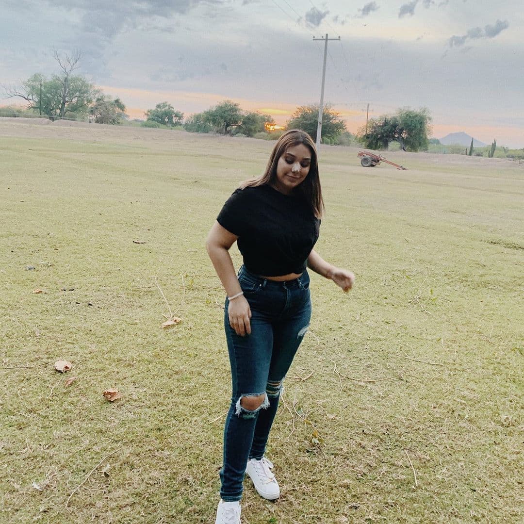 En una entrevista con
<a href="https://www.youtube.com/watch?v=NHhwDZ68FJA" target="_blank">De primera mano</a>, Valentina fue cuestionada acerca de las propiedades que su padre le habría heredado. "¿Ustedes tienen poder del rancho, del casino, del salón de fiestas y las propiedades?", le preguntaron.