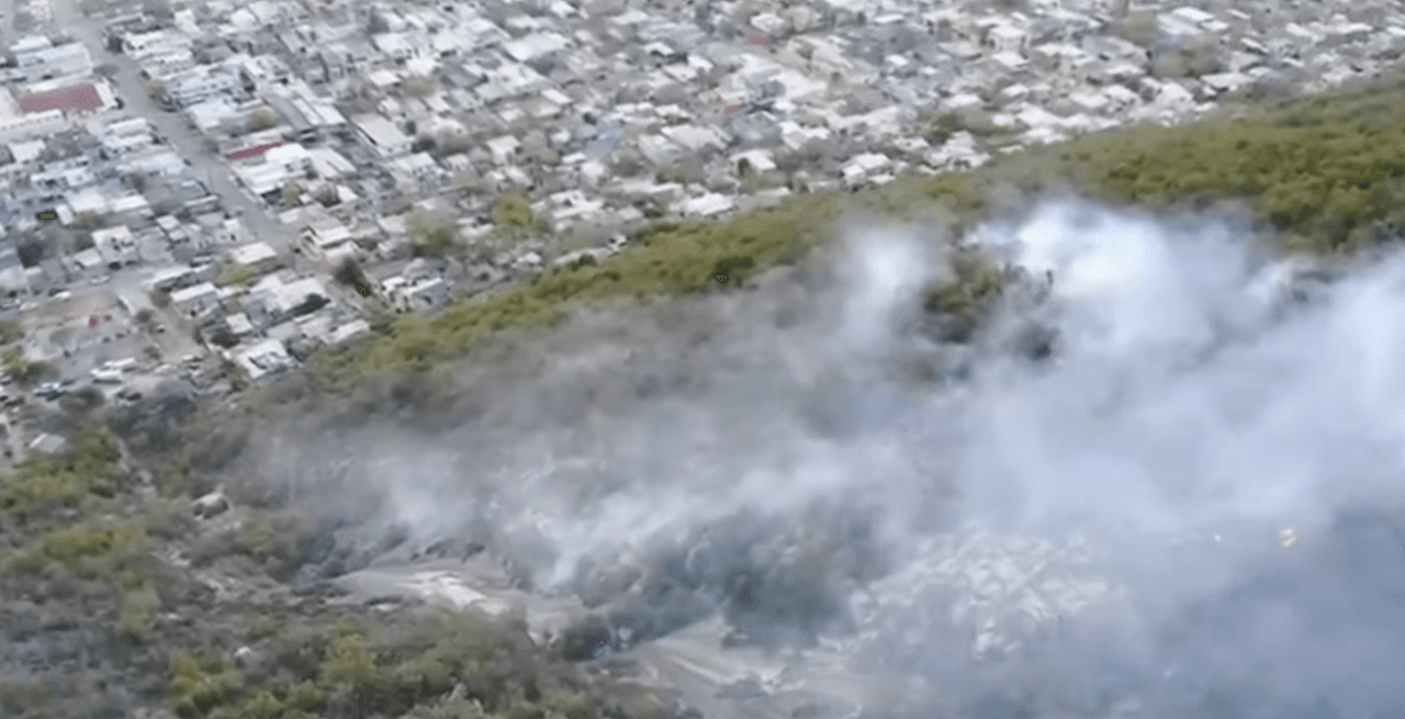 Estas son imágenes de uno de los incendios en el Cerro del Topo Chico, cerca de las viviendas del noroeste de Monterrey.