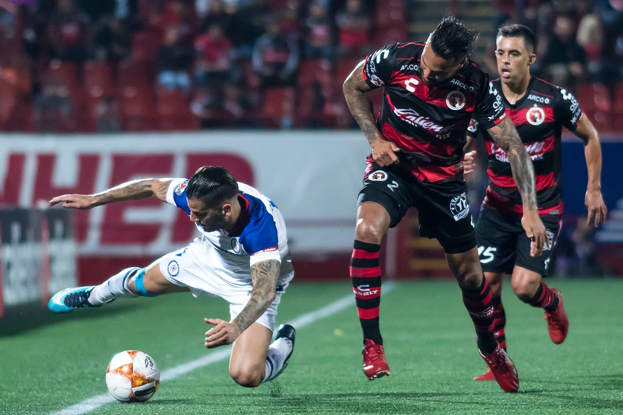 Y al final, aunque expulsaron a Pedro Caixinha, entrenador del Cruz Azul, los Cementeros prevalecieron para ganar 2-1 y meterse a los Cuartos de Final de la Copa MX.