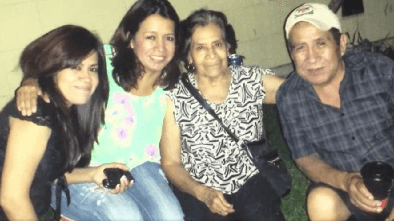 <h2 class="cms-H2-H2"><b>Esto se sabe de su desaparición, cuatro días antes de Thanksgiving 2016</b></h2>
<br>La última vez que vieron a María Llamas fue en la pulga de Poteet, el 20 de noviembre de 2016. Ella padecía de Alzheimer y la colaboración de la ciudadanía era clave para que pudiera regresar a casa, porque no era probable que pudiese regresar sola.
<br>
<br>Para ellos, era normal ir a misa los domingos y luego ir a la pulga, dijo una de sus hijas.