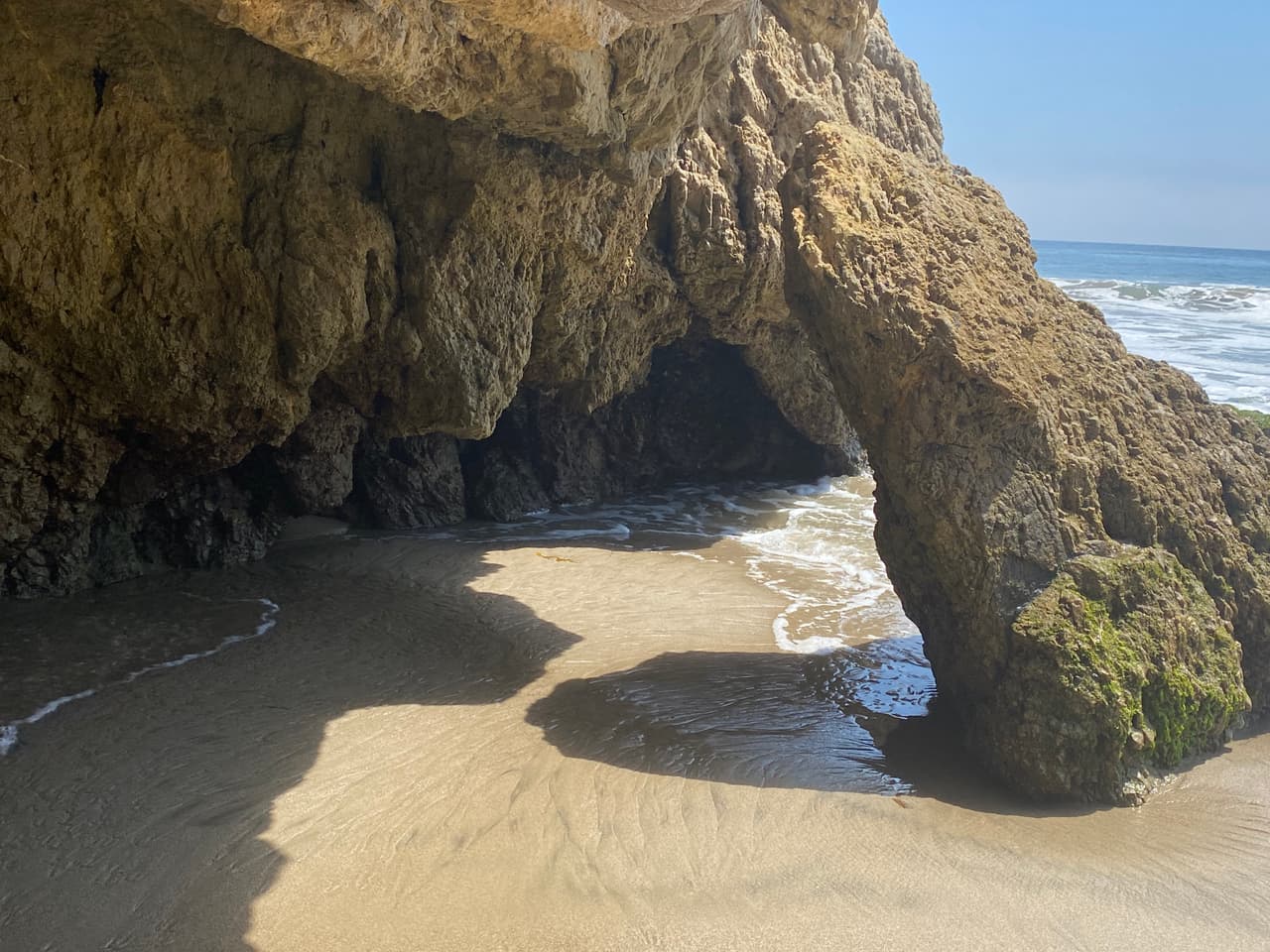 La erosión de la gran roca en medio del banco de arena es una de las principales atracciones de la playa.