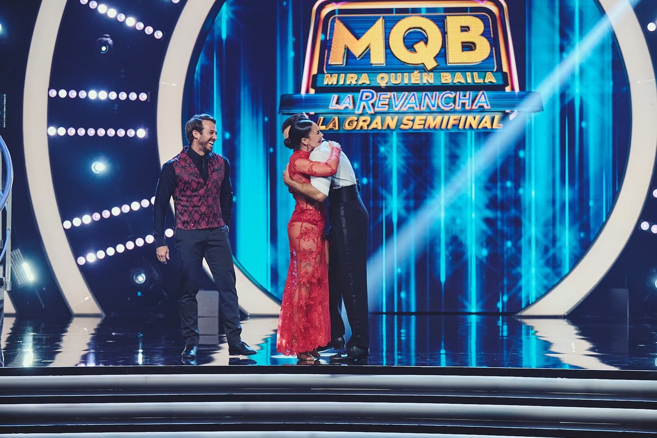 Posteriormente eligieron a Lambda como tercer finalista, lo que significó que
<u><b><a href="https://www.univision.com/shows/mira-quien-baila/raul-coronado-se-despide-de-la-competencia-a-un-paso-de-llegar-a-la-final-de-mira-quien-baila-la-revancha-video" target="_blank">Raúl Coronado fue el quinto eliminado de la temporada</a></b></u>. No te pierdas la gran final de Mira Quién Baila ¡La Revancha! el domingo 19 de noviembre a las 7P/6C por Univision.